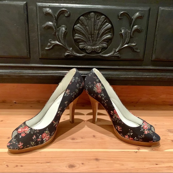 Beautiful Charlotte Russe Black floral heels - Picture 7 of 8